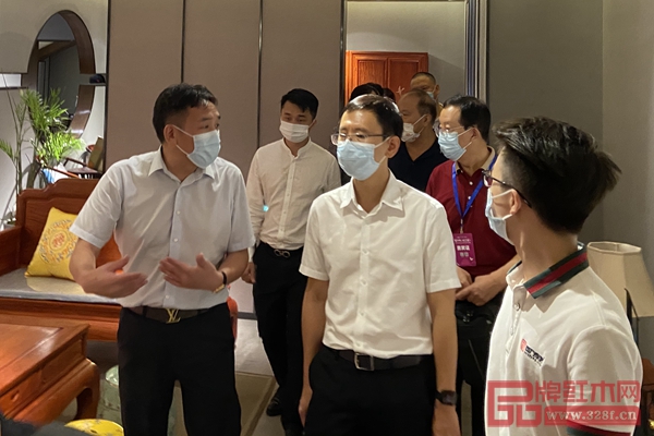中國高級工藝美術師、國方家居董事長陳新平的熱情為各位領導嘉賓介紹國方家居中式原木整裝、高端紅木家具兩大產品特色 中國高級工藝美術師、國方家居董事長陳新平的熱情為各位領導嘉賓介紹國方家居中式原木整裝、高端紅木家具兩大產品特色
