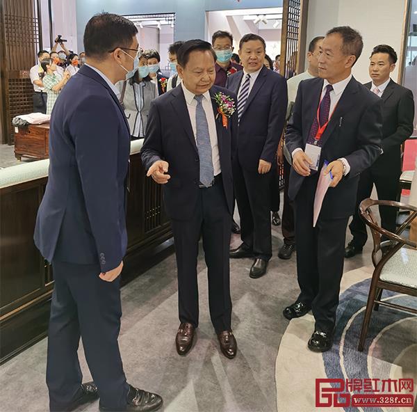 中國輕工業聯合會會長張崇和(左二),中國家具協會理事長徐祥楠(右二)與東成文宋總經理曾東陽(左一)親切交流 中國輕工業聯合會會長張崇和(左二),中國家具協會理事長徐祥楠(右二)與東成文宋總經理曾東陽(左一)親切交流