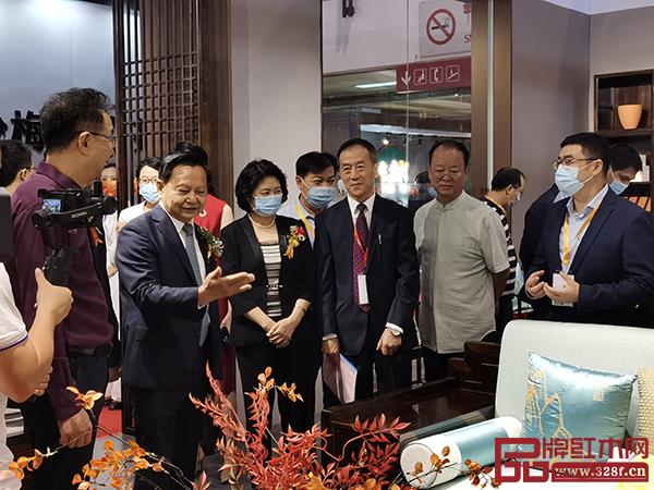 中國輕工業聯合會會長張崇和(左二),中華全國總工會中國財貿輕紡煙草工會全國委員會主席王倩(左三)等領導一行在東成文宋展位參觀指導 中國輕工業聯合會會長張崇和(左二),中華全國總工會中國財貿輕紡煙草工會全國委員會主席王倩(左三)等領導一行在東成文宋展位參觀指導
