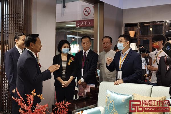 中國輕工業聯合會會長張崇和等一行領導參觀東成文宋展位 中國輕工業聯合會會長張崇和等一行領導參觀東成文宋展位