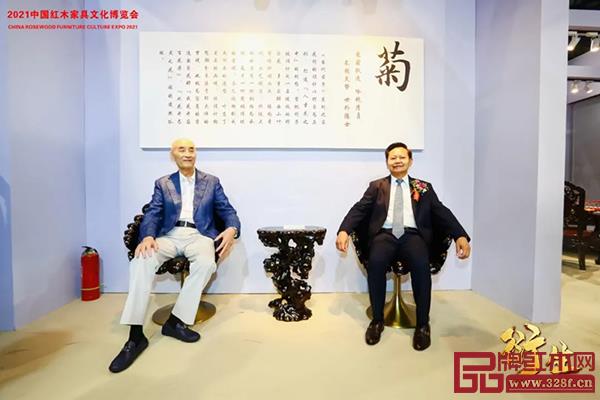 中國(guó)輕工業(yè)聯(lián)合會(huì)黨委書(shū)記、會(huì)長(zhǎng)張崇和(右)、中國(guó)傳統(tǒng)工藝大師、深圳泰和園董事長(zhǎng)邵湘文(左)試坐體驗(yàn)泰和園當(dāng)代君子菊花椅 中國(guó)輕工業(yè)聯(lián)合會(huì)黨委書(shū)記、會(huì)長(zhǎng)張崇和(右)、中國(guó)傳統(tǒng)工藝大師、深圳泰和園董事長(zhǎng)邵湘文(左)試坐體驗(yàn)泰和園當(dāng)代君子菊花椅