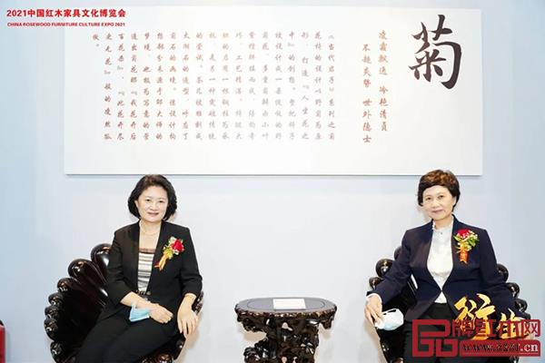 中國(guó)財(cái)貿(mào)輕紡煙草工會(huì)全國(guó)委員會(huì)主席王倩(左)、商務(wù)部外貿(mào)司一級(jí)巡視員江帆(右)試坐體驗(yàn)泰和園當(dāng)代君子菊花椅 中國(guó)財(cái)貿(mào)輕紡煙草工會(huì)全國(guó)委員會(huì)主席王倩(左)、商務(wù)部外貿(mào)司一級(jí)巡視員江帆(右)試坐體驗(yàn)泰和園當(dāng)代君子菊花椅