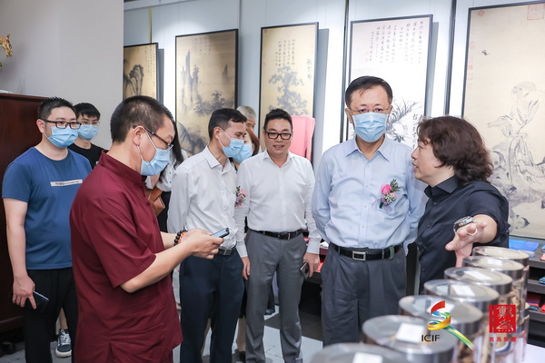 戴為集團總裁戴愛國(右一)為眾領導嘉賓介紹藝術節(jié)相關主題活動,并親自帶領參觀 戴為集團總裁戴愛國(右一)為眾領導嘉賓介紹藝術節(jié)相關主題活動,并親自帶領參觀