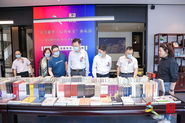 眾領導嘉賓參觀“博雅書香品韻東方—書香節(jié)”展區(qū) 眾領導嘉賓參觀“博雅書香品韻東方—書香節(jié)”展區(qū)