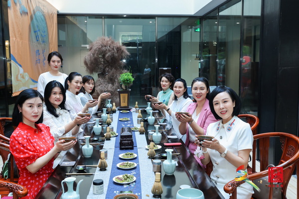 “古法點茶“藝術雅趣吸引了女嘉賓們的熱情參與 “古法點茶“藝術雅趣吸引了女嘉賓們的熱情參與