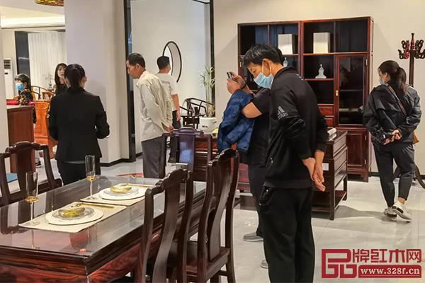 開業活動現場人氣火爆 開業活動現場人氣火爆