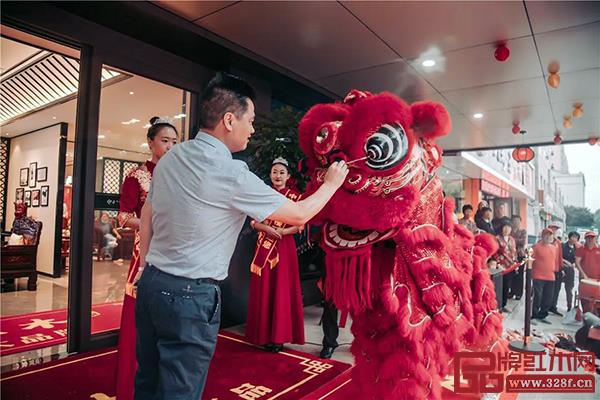 中信紅木董事長李忠信為醒獅進行點睛,祝賀山東諸城中信紅木藝術館開業 中信紅木董事長李忠信為醒獅進行點睛,祝賀山東諸城中信紅木藝術館開業