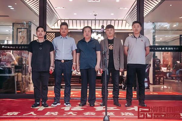 諸城中信紅木藝術館開業典禮出席嘉賓合影 諸城中信紅木藝術館開業典禮出席嘉賓合影