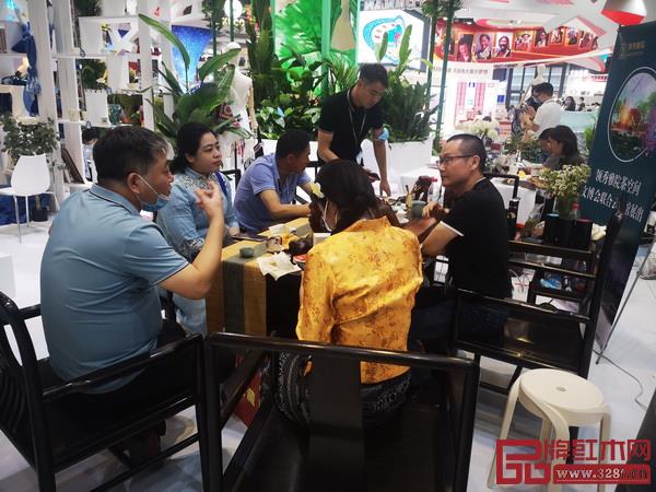 領秀雅院品牌創始人陳偉勝熱情接待前來云南展區參觀的領導嘉賓 領秀雅院品牌創始人陳偉勝熱情接待前來云南展區參觀的領導嘉賓