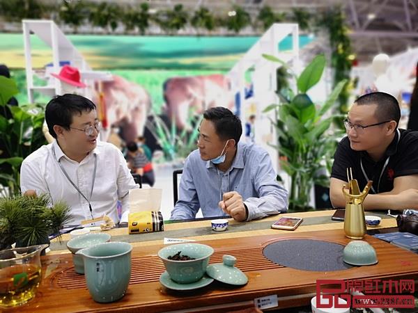 領秀雅院品牌創始人陳偉勝熱情接待前來云南展區參觀的領導嘉賓 領秀雅院品牌創始人陳偉勝熱情接待前來云南展區參觀的領導嘉賓