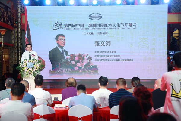 深圳市龍華區政協委員、深圳市旅游交流促進會會長、深圳市藝美聯家私實業有限公司董事長張文海發言 深圳市龍華區政協委員、深圳市旅游交流促進會會長、深圳市藝美聯家私實業有限公司董事長張文海發言