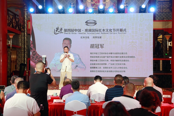 現任中國工藝美術協會木雕專業委員會副主任、深圳市藝美聯家私實業有限公司總設計師胡冠軍進行主題分享 現任中國工藝美術協會木雕專業委員會副主任、深圳市藝美聯家私實業有限公司總設計師胡冠軍進行主題分享