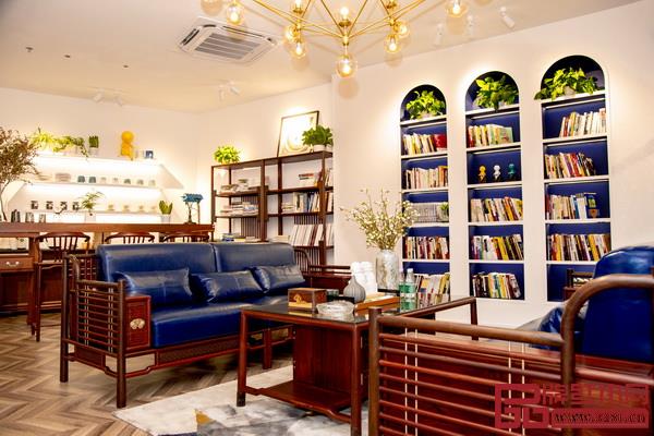 紅古軒「有閑書吧」通過《騰訊家居紅木小Q探店》“首秀” 紅古軒「有閑書吧」通過《騰訊家居紅木小Q探店》“首秀”