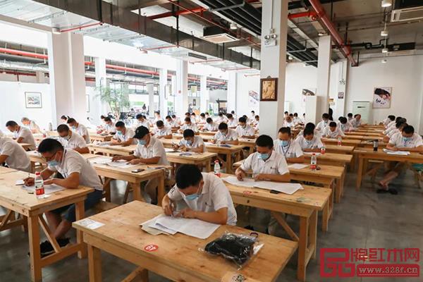 參賽選手在進行理論考試