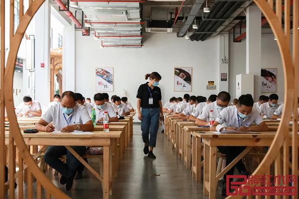 參賽選手在進行理論考試