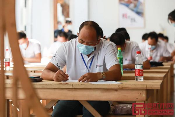 參賽選手在進行理論考試
