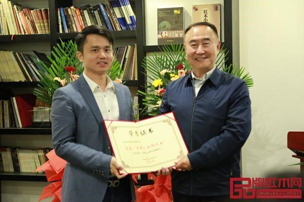 中國紅木家具品牌峰會策劃人林偉華(左)接受榮譽證書 中國紅木家具品牌峰會策劃人林偉華(左)接受榮譽證書