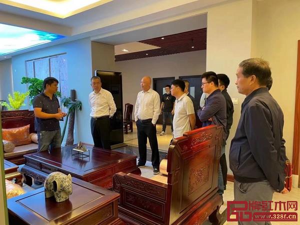 東陽市副市長黃陽明(左二)一行蒞臨華夏一品參觀指導 東陽市副市長黃陽明(左二)一行蒞臨華夏一品參觀指導