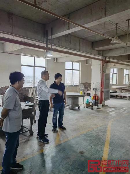 東陽市副市長黃陽明(右二)一行蒞臨華夏一品參觀指導 東陽市副市長黃陽明(右二)一行蒞臨華夏一品參觀指導