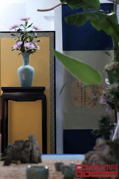 10月16日—18日,明堂紅木作為紅木家具原創設計領軍品牌,亮相第八屆中國國際版權博覽會浙江館宋韻杭式生活展示區。通過紫光檀花架、瓶花、宋畫,向參觀者傳遞宋韻美學,展示自身產品豐富的場景適應性及原創設計能力。 10月16日—18日,明堂紅木作為紅木家具原創設計領軍品牌,亮相第八屆中國國際版權博覽會浙江館宋韻杭式生活展示區。通過紫光檀花架、瓶花、宋畫,向參觀者傳遞宋韻美學,展示自身產品豐富的場景適應性及原創設計能力。