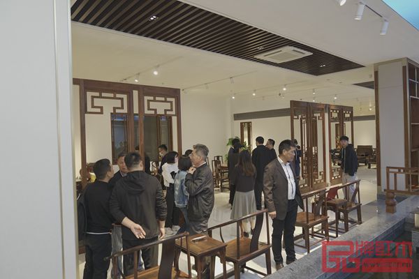 開業當天,眾多嘉賓在波記紫檀館參觀品鑒大師級印度小葉紫檀精品 開業當天,眾多嘉賓在波記紫檀館參觀品鑒大師級印度小葉紫檀精品