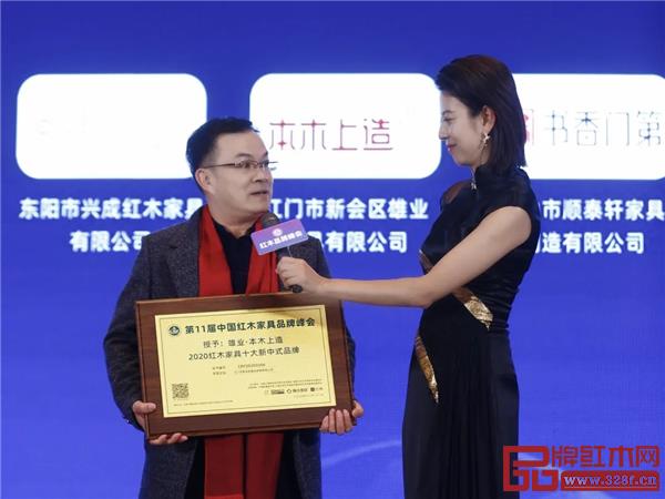 雄業·本木上造董事長鐘超雄(左一),接受廣東電視臺主持人央金(右一)的采訪 雄業·本木上造董事長鐘超雄(左一),接受廣東電視臺主持人央金(右一)的采訪