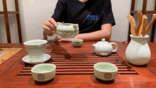 茶臺大小正方便為賓客及時添茶,盡顯茶禮儀中的待客之道 茶臺大小正方便為賓客及時添茶,盡顯茶禮儀中的待客之道