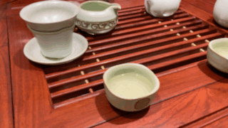 多余的茶水可直接倒入茶臺中 多余的茶水可直接倒入茶臺中
