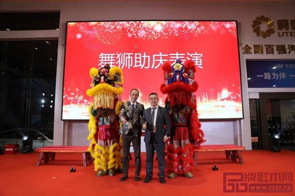同城聯盟會長龔志高（右）與秘書長黃岸峰（左）攜手為雄獅點睛