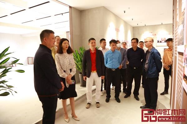 考察團(tuán)領(lǐng)導(dǎo)參觀紅古軒文化長廊 考察團(tuán)領(lǐng)導(dǎo)參觀紅古軒文化長廊