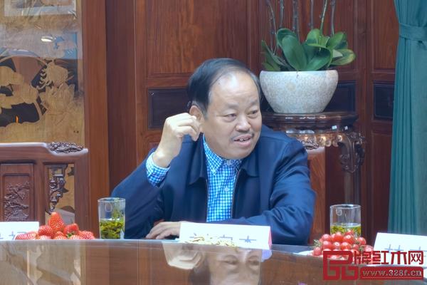 廣東四川商會紅木分會會長、憶古軒董事長劉定杰發言 廣東四川商會紅木分會會長、憶古軒董事長劉定杰發言