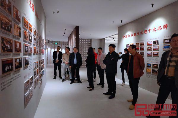 會前與會人員參觀紅古軒文化展廳 會前與會人員參觀紅古軒文化展廳