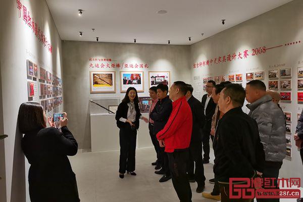 會前與會人員參觀紅古軒文化展廳 會前與會人員參觀紅古軒文化展廳