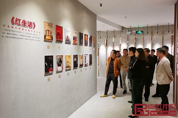 會前與會人員參觀紅古軒文化展廳 會前與會人員參觀紅古軒文化展廳