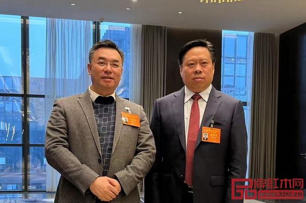 陳淦凡(左)與新一屆政協主席廖和平(右)合影留念 陳淦凡(左)與新一屆政協主席廖和平(右)合影留念