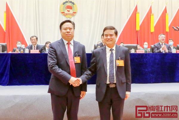 監利市政協上屆主席湯吉銀(右)和新當選的市政協主席廖和平(左)在主席臺前握手交接 監利市政協上屆主席湯吉銀(右)和新當選的市政協主席廖和平(左)在主席臺前握手交接