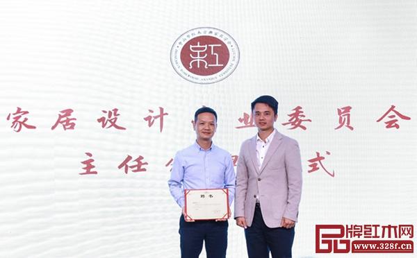 中山市紅木古典家具學(xué)會會長林偉華(右)為家居設(shè)計專業(yè)委員會主任潘質(zhì)洪(左)頒發(fā)專委會主任證書 中山市紅木古典家具學(xué)會會長林偉華(右)為家居設(shè)計專業(yè)委員會主任潘質(zhì)洪(左)頒發(fā)專委會主任證書