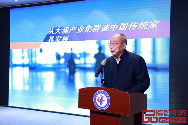 中國紅木家具技術(shù)專家曹新民發(fā)表主題為《談傳統(tǒng)家具產(chǎn)業(yè)的發(fā)展》紅木家居學(xué)院專家首期講座 中國紅木家具技術(shù)專家曹新民發(fā)表主題為《談傳統(tǒng)家具產(chǎn)業(yè)的發(fā)展》紅木家居學(xué)院專家首期講座