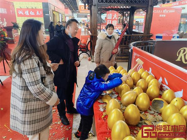 活動現場熱鬧非凡，引發了一陣陣的搶購熱潮