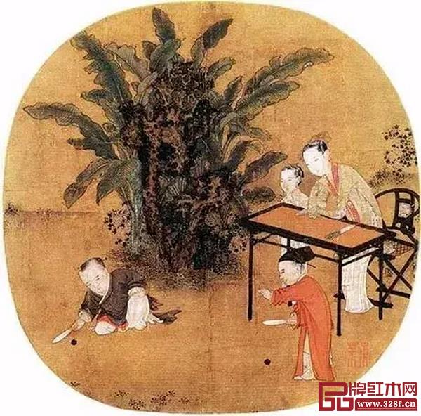 宋《蕉陰擊球圖扇頁》中,女子輕伏于小案之上,身后是一把圓后背交椅 宋《蕉陰擊球圖扇頁》中,女子輕伏于小案之上,身后是一把圓后背交椅