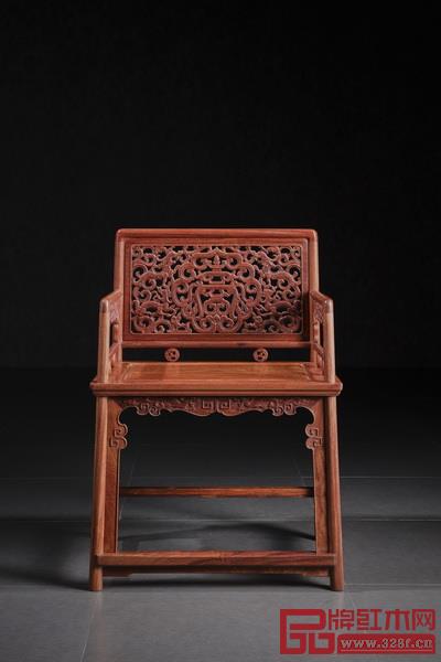 名稱:緬花群龍捧壽玫瑰椅 尺寸:長61*寬46*高87cm,坐高50.5cm 方幾尺寸:長38*寬46*高69cm 制器:紅橋紅團隊 名稱:緬花群龍捧壽玫瑰椅 尺寸:長61*寬46*高87cm,坐高50.5cm 方幾尺寸:長38*寬46*高69cm 制器:紅橋紅團隊