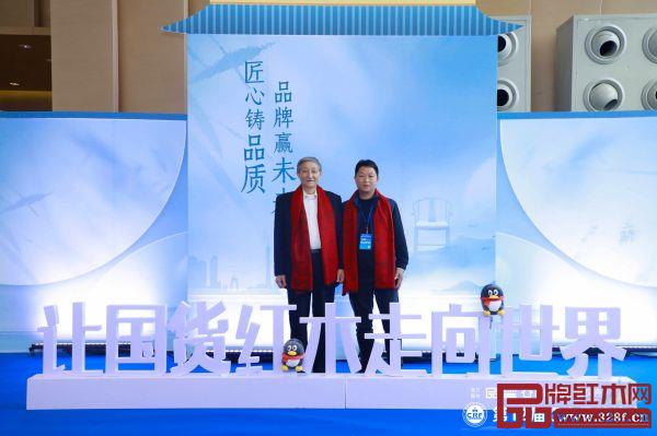 故宮博物館文保科技部原主任曹靜樓(左)與鼎順紅木董事長蔣國順合影 故宮博物館文保科技部原主任曹靜樓(左)與鼎順紅木董事長蔣國順合影