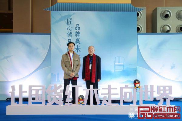 名匠藝林總經理張裕康(左)與中國紅木家具技術專家曹新民合影 名匠藝林總經理張裕康(左)與中國紅木家具技術專家曹新民合影