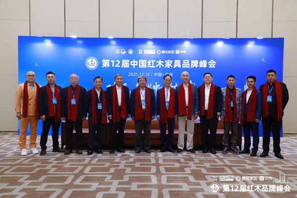 紅古軒品牌創(chuàng)始人吳赤宇(右三)與國家文化部原副部長、國家博物館首任館長潘震宙(右六),國家文物局原副局長張柏(右七)等領(lǐng)導(dǎo)嘉賓在品牌峰會(huì)現(xiàn)場合影 紅古軒品牌創(chuàng)始人吳赤宇(右三)與國家文化部原副部長、國家博物館首任館長潘震宙(右六),國家文物局原副局長張柏(右七)等領(lǐng)導(dǎo)嘉賓在品牌峰會(huì)現(xiàn)場合影