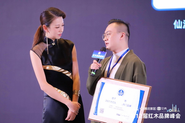 凹凸傳奇總經理唐凱(右)接受廣東廣播電視臺主持人央金(左)采訪 凹凸傳奇總經理唐凱(右)接受廣東廣播電視臺主持人央金(左)采訪