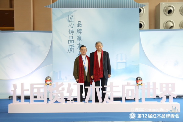 凹凸傳奇唐凱(左)在品牌峰會現場與原故宮博物院文保科技部主任曹靜樓(右)合影 凹凸傳奇唐凱(左)在品牌峰會現場與原故宮博物院文保科技部主任曹靜樓(右)合影