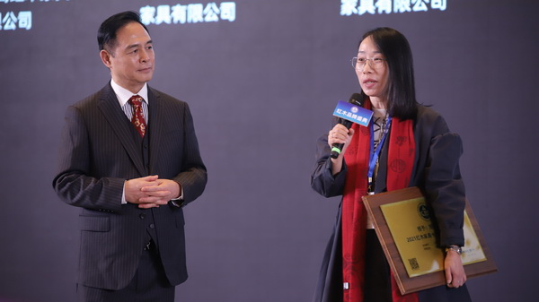萬事紅榮獲“2021紅木家具十大匠心品牌”,總經理蔣國卿接受中央電視臺節目主持人唐劍采訪 萬事紅榮獲“2021紅木家具十大匠心品牌”,總經理蔣國卿接受中央電視臺節目主持人唐劍采訪