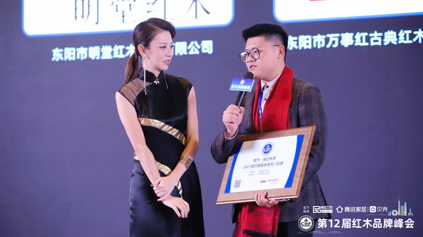 微凹傳奇總經理金谷豐頒獎臺上接受廣東電視臺主持人央金采訪 微凹傳奇總經理金谷豐頒獎臺上接受廣東電視臺主持人央金采訪