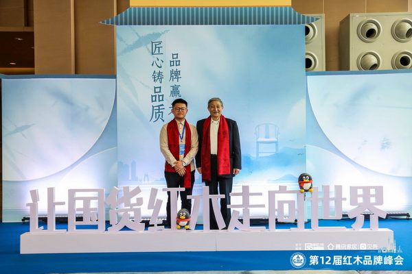 微凹傳奇總經理金谷豐(左)分別與深圳家具研發院院長、南京林業大學博士生導師許柏鳴先生、故宮博物院文保科技部原主任 曹靜樓先生 微凹傳奇總經理金谷豐(左)分別與深圳家具研發院院長、南京林業大學博士生導師許柏鳴先生、故宮博物院文保科技部原主任 曹靜樓先生