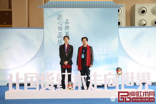 東邦紅木總經(jīng)理陳俊瑾與故宮博物院文保科技部原主任曹靜樓先生(上左) 、 深圳家具研發(fā)院院長(zhǎng)、南京林業(yè)大學(xué)博士生導(dǎo)師許柏鳴(下右)合影留念 東邦紅木總經(jīng)理陳俊瑾與故宮博物院文保科技部原主任曹靜樓先生(上左) 、 深圳家具研發(fā)院院長(zhǎng)、南京林業(yè)大學(xué)博士生導(dǎo)師許柏鳴(下右)合影留念